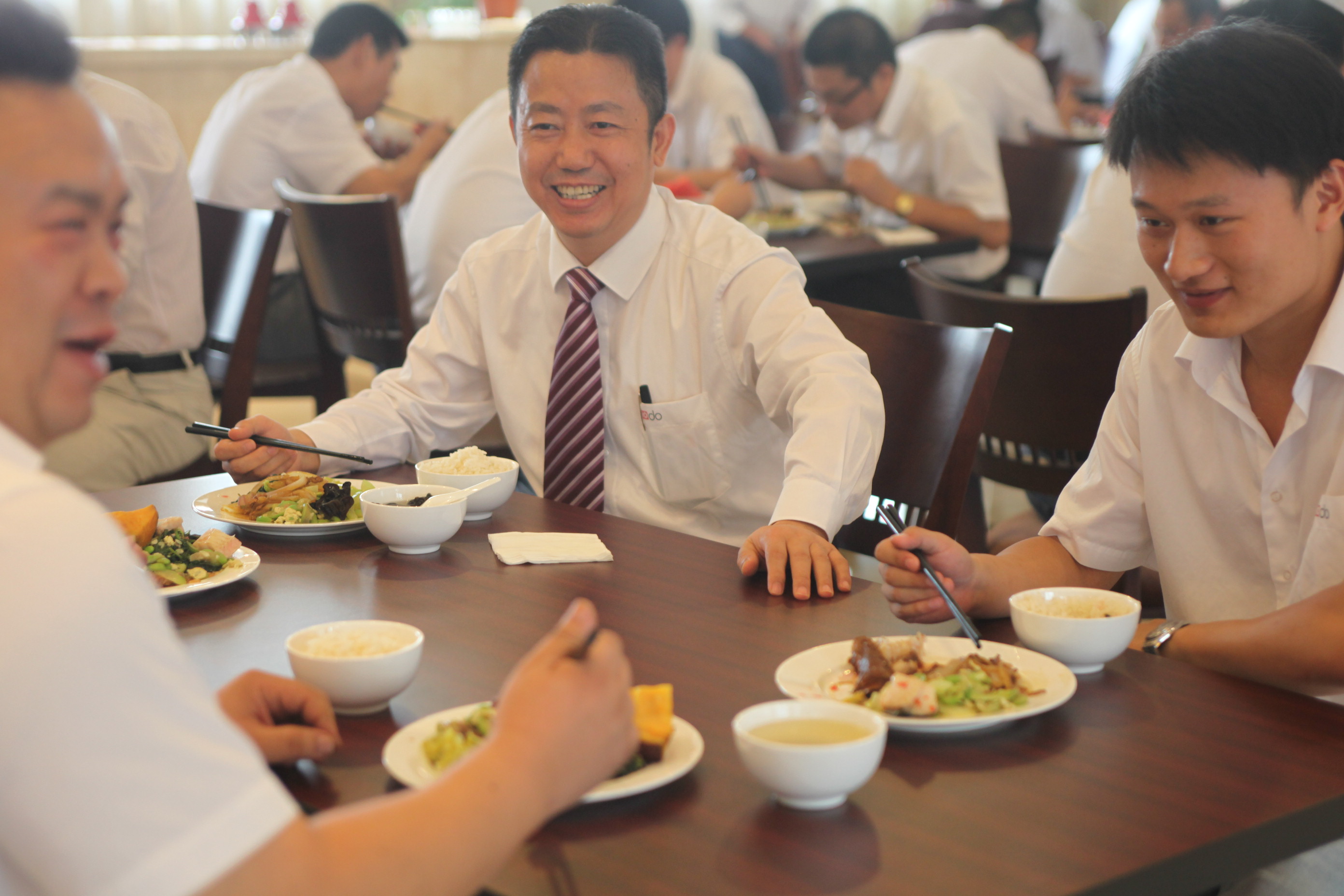 与yuan工一起用餐